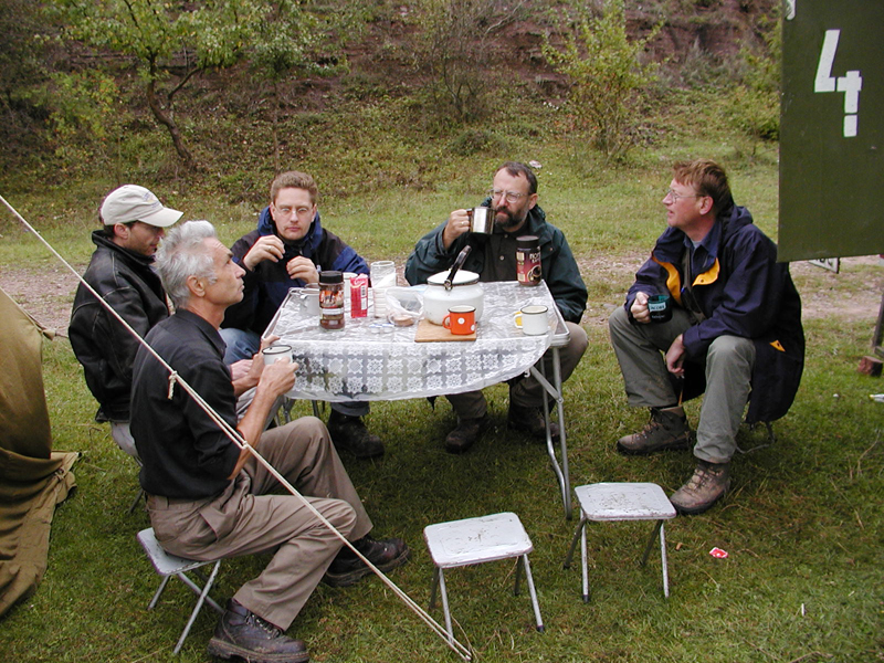 Д.М.Дригант (зліва) та іноземні учасники експедиції 2001 року в Устечку